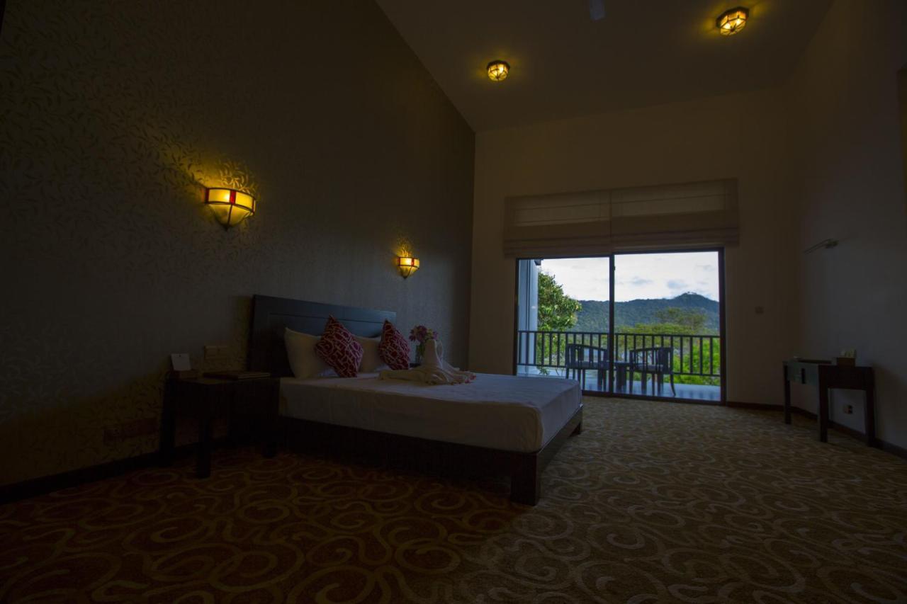 Grand Tamarind Lake Катарагама Стая снимка