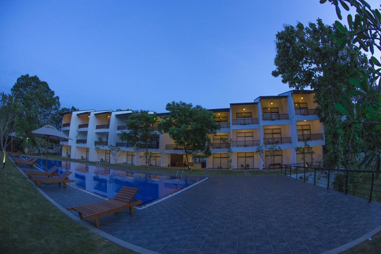 Grand Tamarind Lake Катарагама Екстериор снимка