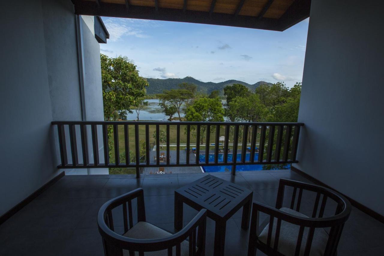 Grand Tamarind Lake Катарагама Стая снимка
