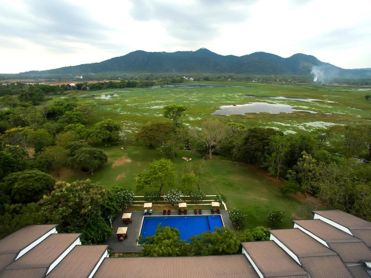 Grand Tamarind Lake Катарагама Екстериор снимка