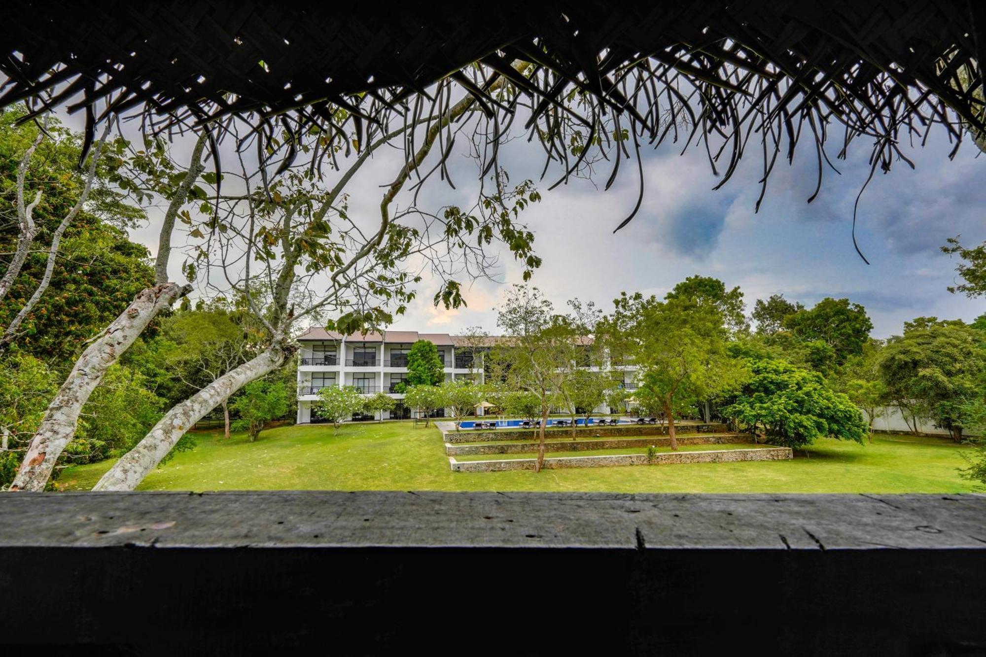 Grand Tamarind Lake Катарагама Екстериор снимка