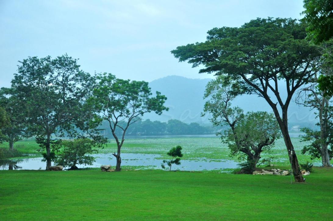 Grand Tamarind Lake Катарагама Екстериор снимка